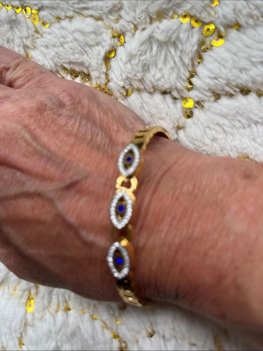 Bracelet with 3 protective eyes, rimmed in blue and shiny gems.